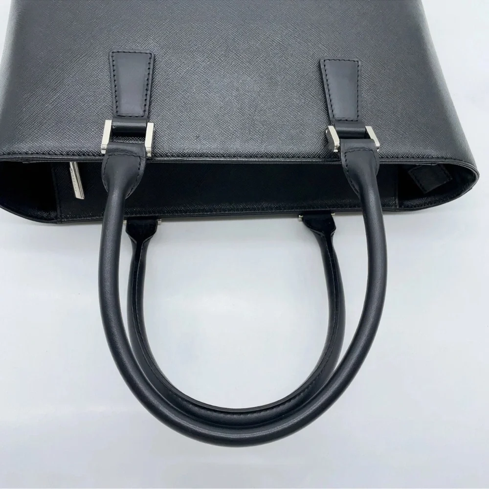 Burberry saffiano leather tote bag with a Cherry Charm - Picture 6 of 13